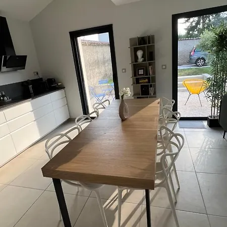 Gaia: Private Near Eurexpo & Airport Villa