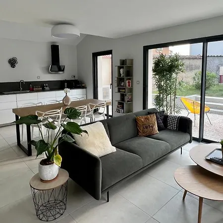 Gaia: Private Near Eurexpo & Airport Villa *